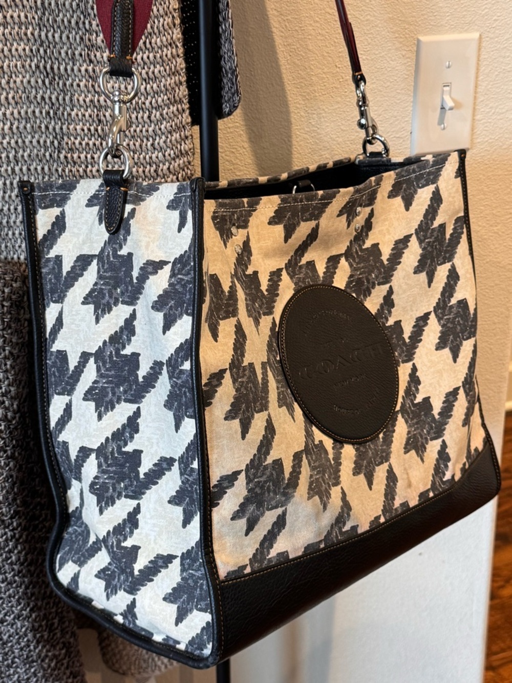 Coach CJ624 Dempsey Tote 40 With Houndstooth Print And Patch in Cream/Black - Picture 8 of 16